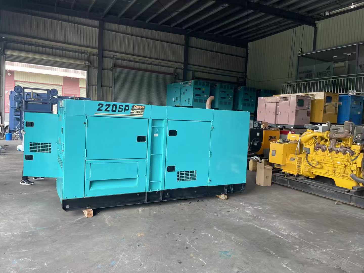 康定柴油发电机组长期不间断运行时，如何监控其温度和压力？